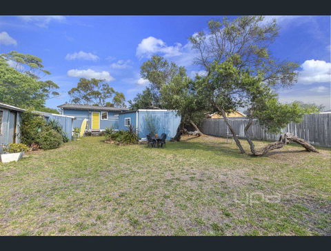 Toot Toot ! 50s Classic Beach House With Bungalow - Accommodation Bookings 2