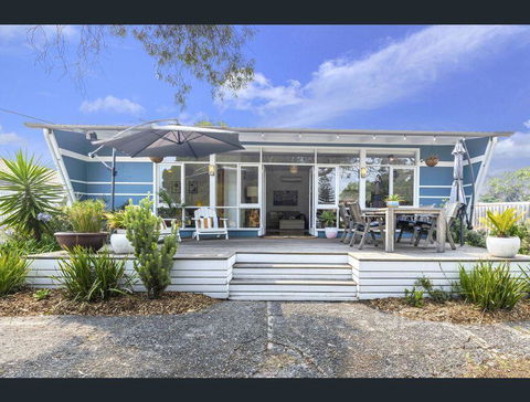 Toot Toot ! 50s Classic Beach House With Bungalow - Accommodation Bookings 0