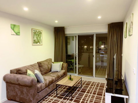Tranquil, Relaxing Forrest Style Apartment - Braddon CBD - Accommodation Bookings 0