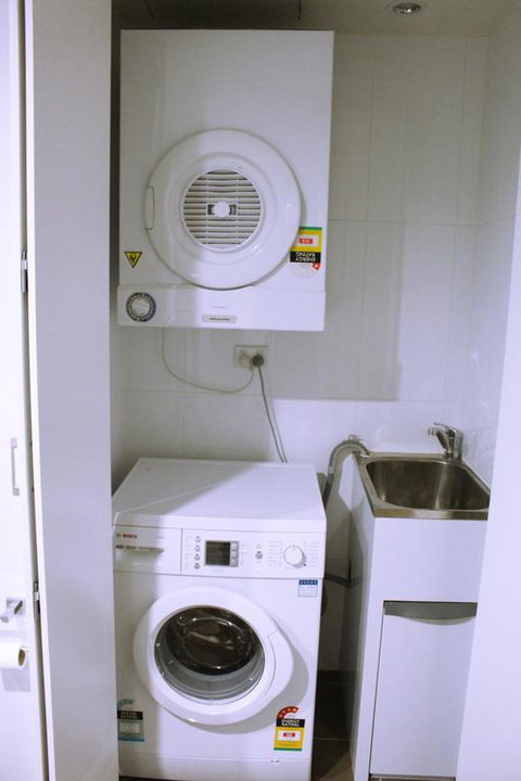 Tranquil, Relaxing Forrest Style Apartment - Braddon CBD - Accommodation Bookings 3