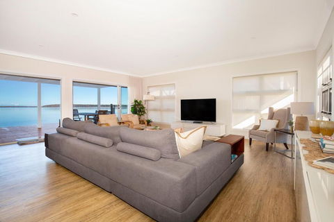 Tranquility Absolute Waterfront - Pet Friendly - 10 Mins To Hyams Beach - Accommodation Bookings 2