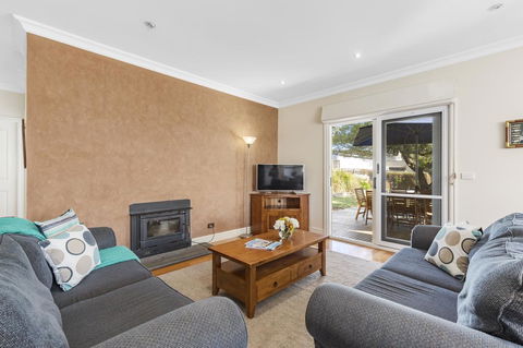 Tranquility In Cowes - Pets, Fireplace, WiFi, Linen, 350m Beach, 4 Bdrms - Accommodation Bookings 1