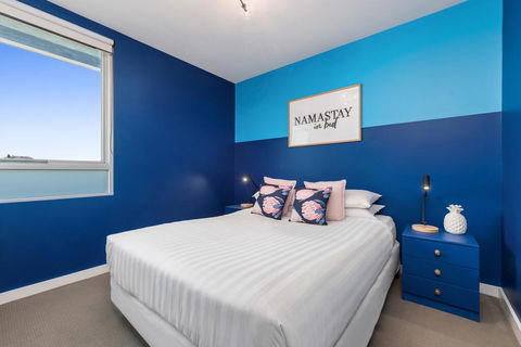 Trendy And Central One Bed Apartment With Views - Accommodation Bookings 2