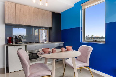 Trendy And Central One Bed Apartment With Views - Accommodation Bookings 3