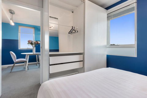 Trendy And Central One Bed Apartment With Views - Accommodation Bookings 1