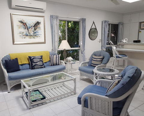 Trinity Beach POOLSIDE Apartment - Accommodation Bookings 0