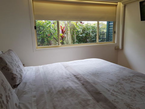 Tropical Coast Retreat - Pet Friendly - Accommodation Bookings 3