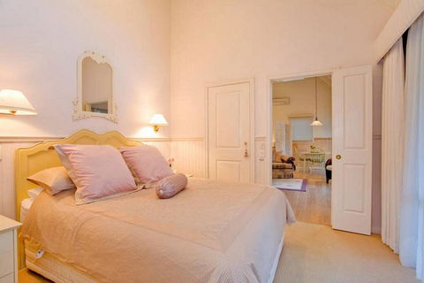 TWISTED WILLOW - Spa, Fireplace, Couples Retreat - Accommodation Bookings 2