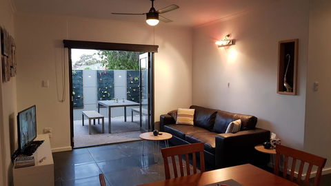 Two Bedroom Garden Apartment - Accommodation Bookings 1