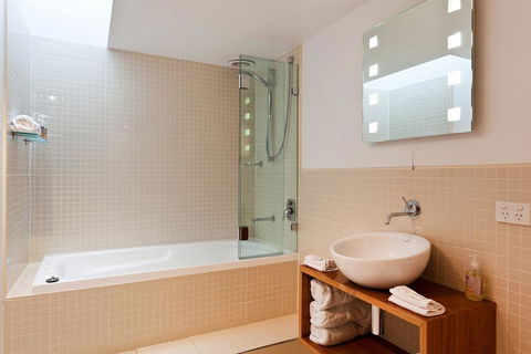 TWOFOURTWO Boutique Apartments - Accommodation Bookings 1