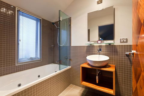 TWOFOURTWO Boutique Apartments - Accommodation Bookings 2