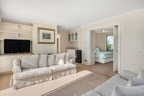 Tyrone Beach Retreat, VIEWS - Accommodation Bookings 3