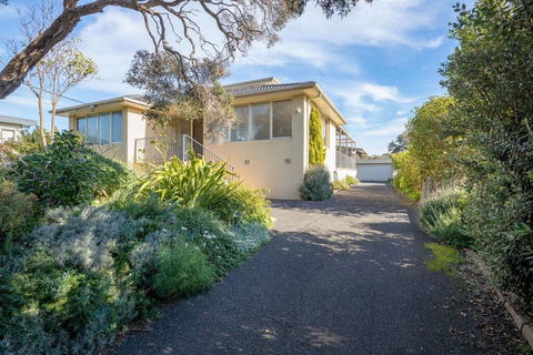 Tyrone Beach Retreat, VIEWS - Accommodation Bookings 1