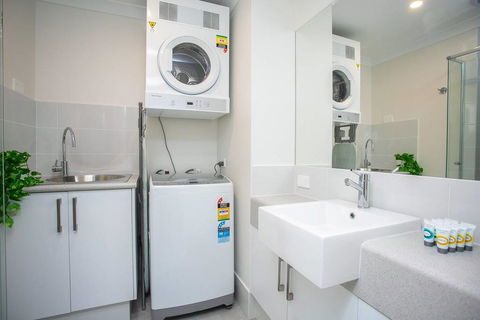 Ultimate Oasis Condo. Wifi + Netflix + Parking - Accommodation Bookings 2