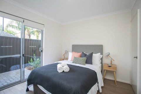 Ultimate Oasis Condo. Wifi + Netflix + Parking - Accommodation Bookings 1