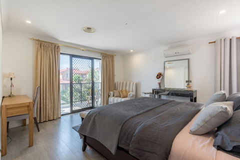 ULTRA SPACIOUS STYLISH HOME IN PRESTONS - SYDNEY - Accommodation Bookings 2