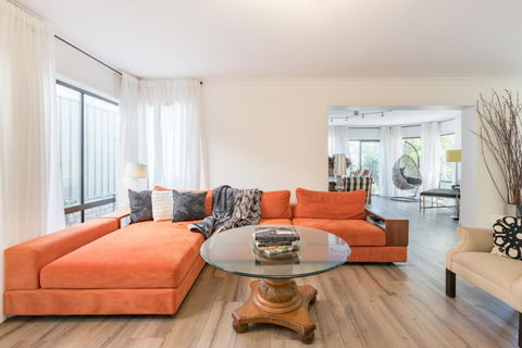 ULTRA SPACIOUS STYLISH HOME IN PRESTONS - SYDNEY - Accommodation Bookings 0