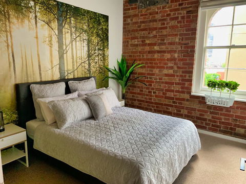 Ultra-chic Top Floor New York Style Loft Apartment - Accommodation Bookings 3