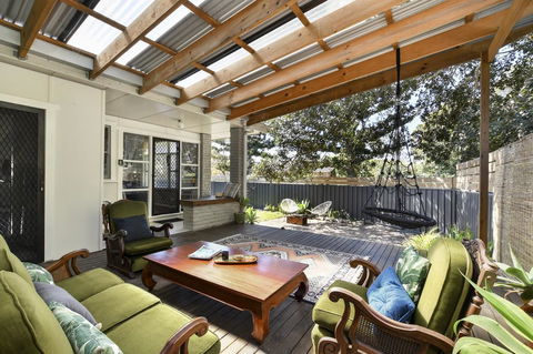 UMINA BEACH KOKOMO- Walk To The Beach, FAMILY And PET FRIENDLY Set Of 3 Vintage Original Holiday Flats & Vintage Caravan And Bat - Accommodation Bookings 2