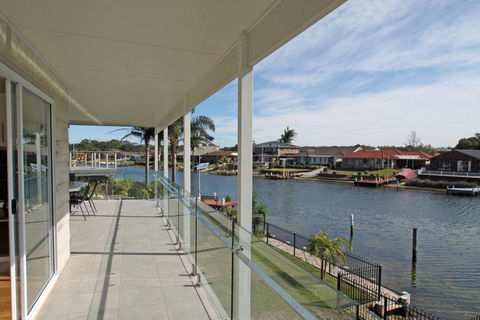 Unbeatable Waterfront Location - Accommodation Bookings 1