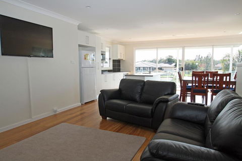 Unbeatable Waterfront Location - Accommodation Bookings 3