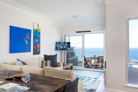 Unbelievable Clifftop Townhouse With Ocean Views - Accommodation Bookings 1