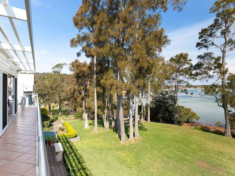 Unit 1 44 Danalene Pde Fantastic Waterfront Property With Air Con - Accommodation Bookings 0