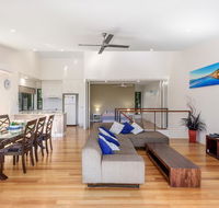 Unit 1 Rainbow Surf - Modern two storey townhouse with large shared pool close to beach and shop
