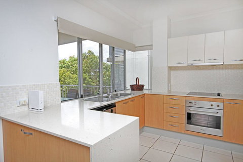 Unit 2, Sea Breeze Villas- 39 First Avenue Coolum - WIFI, 400 Bond - Accommodation Bookings 2