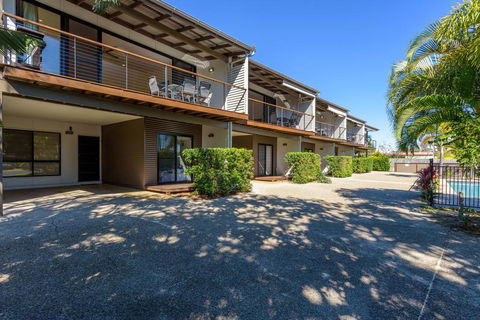 Unit 3 Rainbow Surf - Modern, Double Storey Townhouse With Large Shared Pool, Close To Beach And Shop - Accommodation Bookings 3