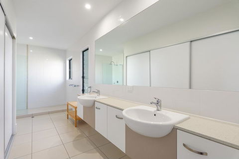 Unit 3 Rainbow Surf - Modern, Double Storey Townhouse With Large Shared Pool, Close To Beach And Shop - Accommodation Bookings 1