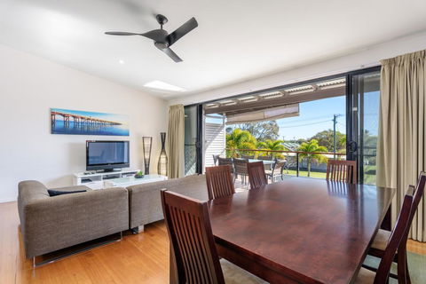 Unit 3 Rainbow Surf - Modern, Double Storey Townhouse With Large Shared Pool, Close To Beach And Shop - Accommodation Bookings 0