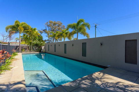Unit 4 Rainbow Surf - Modern, Double Storey Townhouse With Large Shared Pool, Close To Beach And Shop - Accommodation Bookings 2