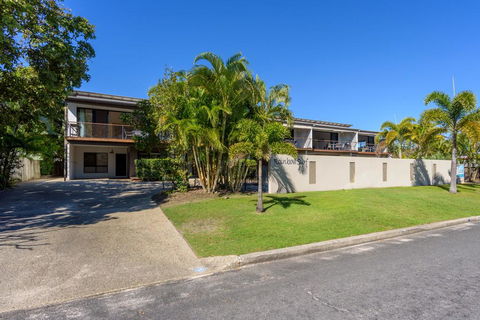 Unit 4 Rainbow Surf - Modern, Double Storey Townhouse With Large Shared Pool, Close To Beach And Shop - Accommodation Bookings 1