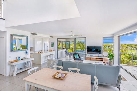 Unit 6 Rainbow Sea - Rainbow Beach, Amazing Ocean Views, Aircon, Wi-Fi, Pool, Walk To Beach - Accommodation Bookings 1