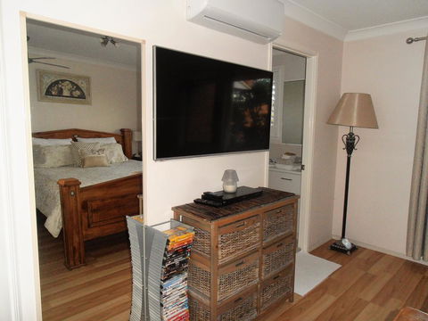 Unwind In This Gorgeous Retreat - Accommodation Bookings 3