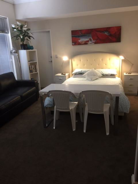 Venetian Canal 1 Bedroom Apartment - Accommodation Bookings 3