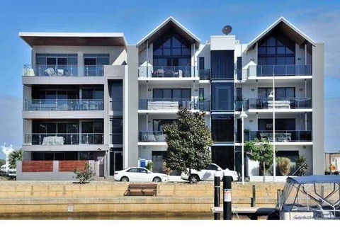 Venetian Canal 1 Bedroom Apartment - Accommodation Bookings 0