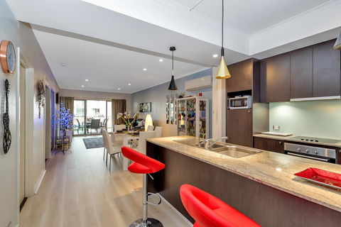 Venetian Canal Apartment-Close To Beaches And Marina - Accommodation Bookings 0