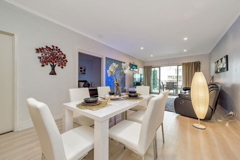 Venetian Canal Apartment-Close To Beaches And Marina - Accommodation Bookings 1