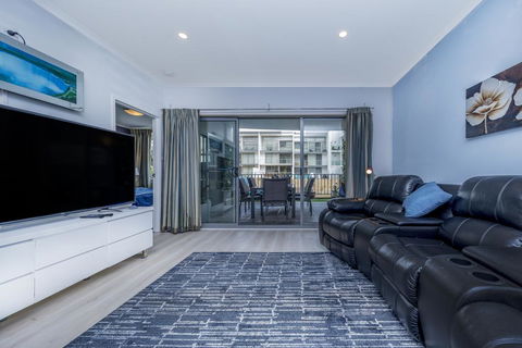 Venetian Canal Apartment-Close To Beaches And Marina - Accommodation Bookings 2