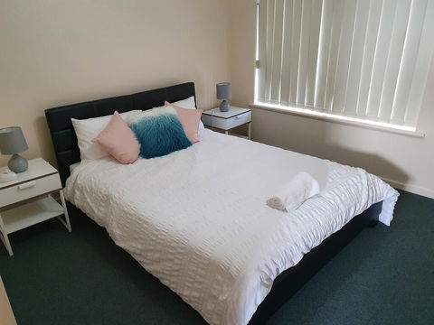 Value 2 Bed Villa Close To QEH + Airport + City + Beach - Accommodation Bookings 0