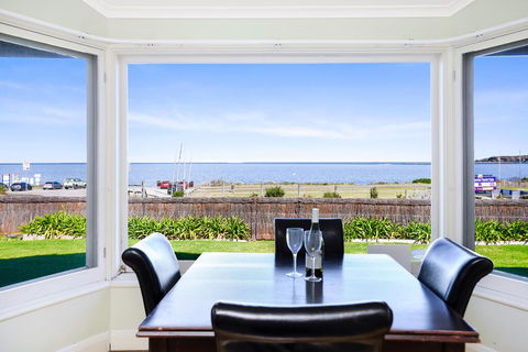 Victor Harbor Beachfront Bliss + WiFi - Accommodation Bookings 0