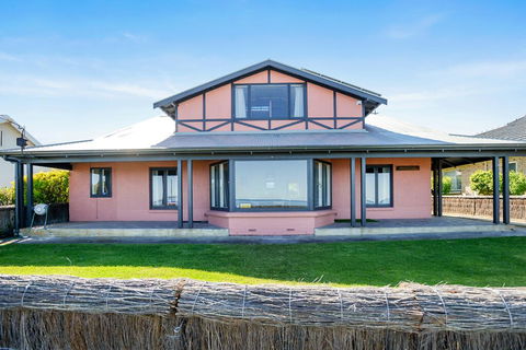 Victor Harbor Beachfront Bliss + WiFi - Accommodation Bookings 1