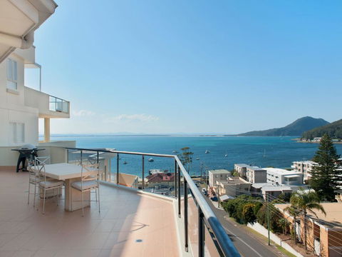 Views, Views & More Views, Sub-Penthouse In Shoal Bay - Accommodation Bookings 2