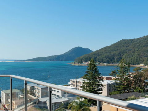 Views, Views & More Views, Sub-Penthouse In Shoal Bay - Accommodation Bookings 1