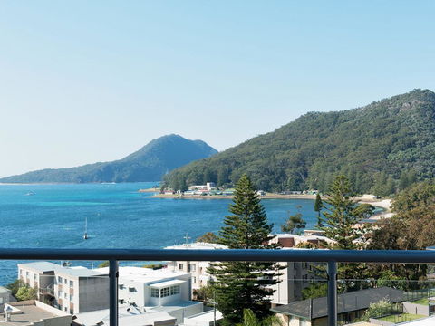Views, Views & More Views, Sub-Penthouse In Shoal Bay - Accommodation Bookings 0