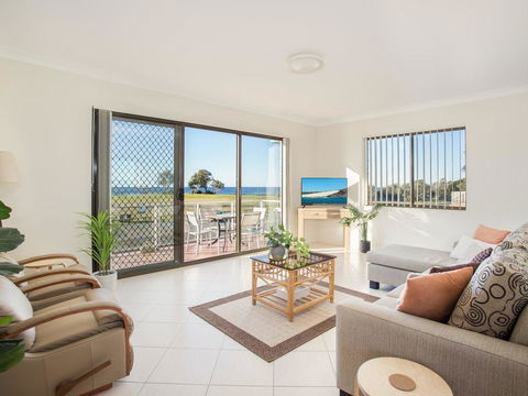 Villa Bianca 10 Opposite The Tanks - Accommodation Bookings 3