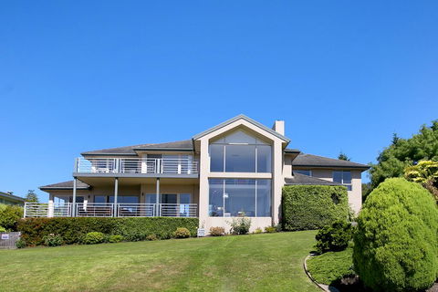 Vue De La Mer Luxury Family Retreat With Tennis Court, Pool, Spa, Water Views - Accommodation Bookings 1