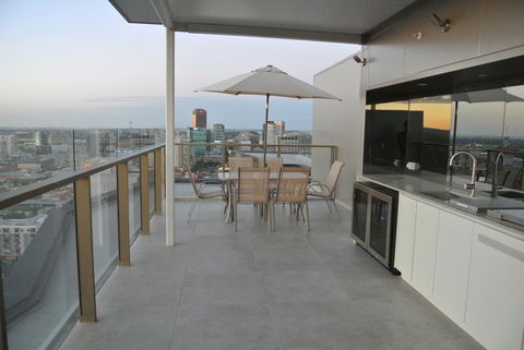 VUE Penthouse On King William - Accommodation Bookings 0